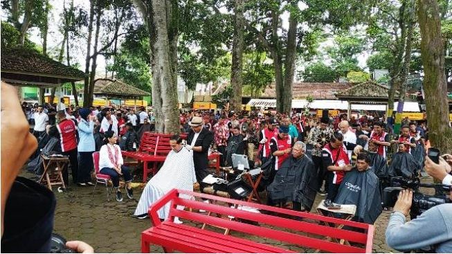 Ikuti Cukur Massal Ala Asgar, Jokowi: Bagaimana, Bagus Tidak Hasilnya?