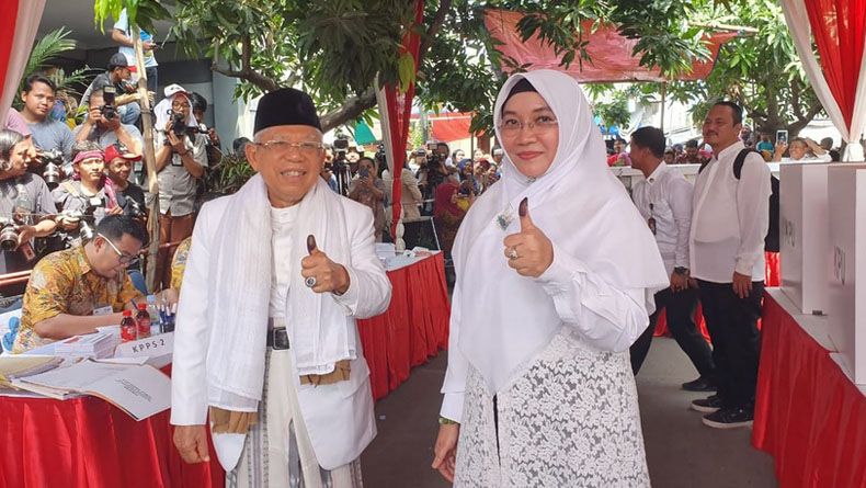 Ma'ruf Amin Didampingi Istri Mencoblos di TPS 051 Koja Jakarta Utara