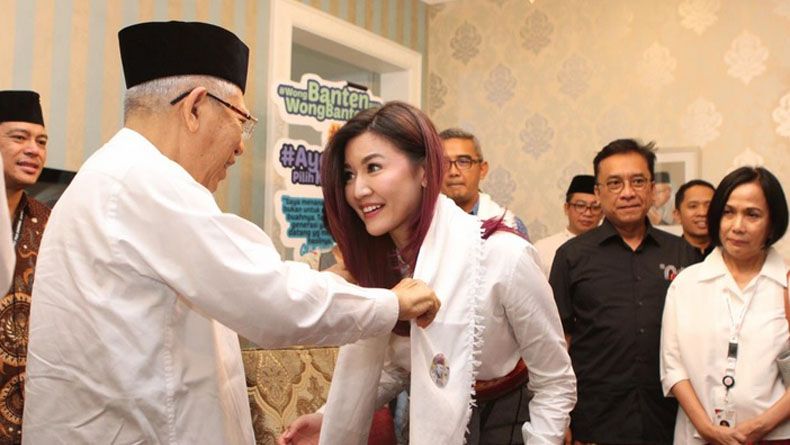 Terima Dukungan, Ma'ruf Amin Kalungkan Serban kepada Sejumlah Artis