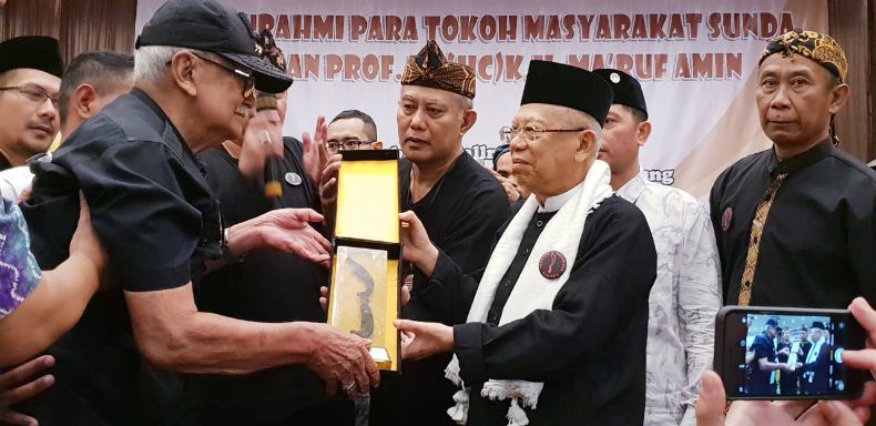 Ketika Kiai Ma'ruf dan Tokoh Sunda Solihin GP Saling Hormat