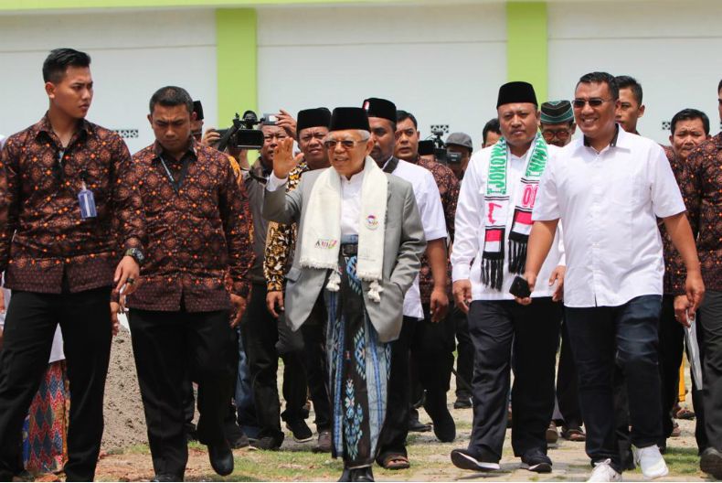 Ketika Ma'ruf Ajak Media Jalan 1,5 Km Keliling Ponpes An Nawawi Tanara