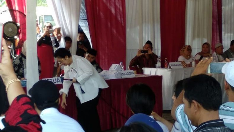 Mencoblos di TPS Kebagusan, Surat Suara Megawati Sempat Terjatuh