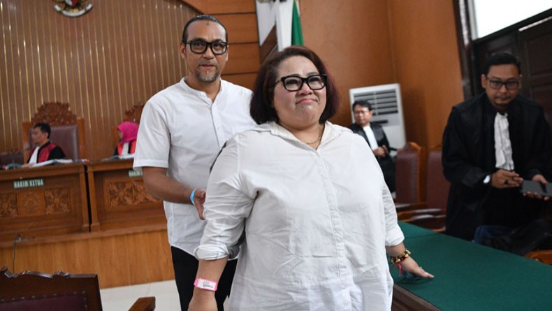 Datang ke Persidangan dengan Kaki Pincang, Nunung Ngaku Tendang Tempat Tidur