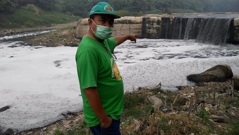 Warga Keluhkan Kondisi Sungai Cileungsi Hitam Pekat Berbau Menyengat