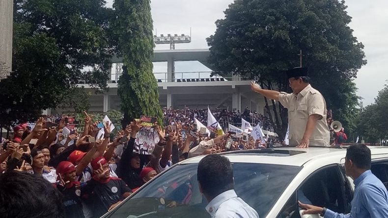 Diteriaki Presiden oleh Buruh, Prabowo Balas dengan Salam Dua Jari