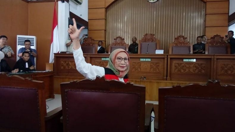 Duduk di Kursi Terdakwa, Ratna Sarumpaet Acungkan Salam 2 Jari