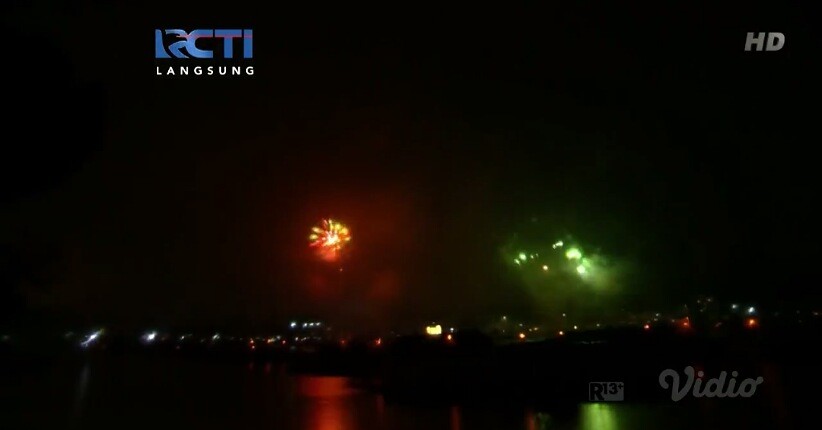 Kemeriahan Tahun Baru 2020 di TMII, Aksi Limbad & Kembang Api Pukau Pengunjung