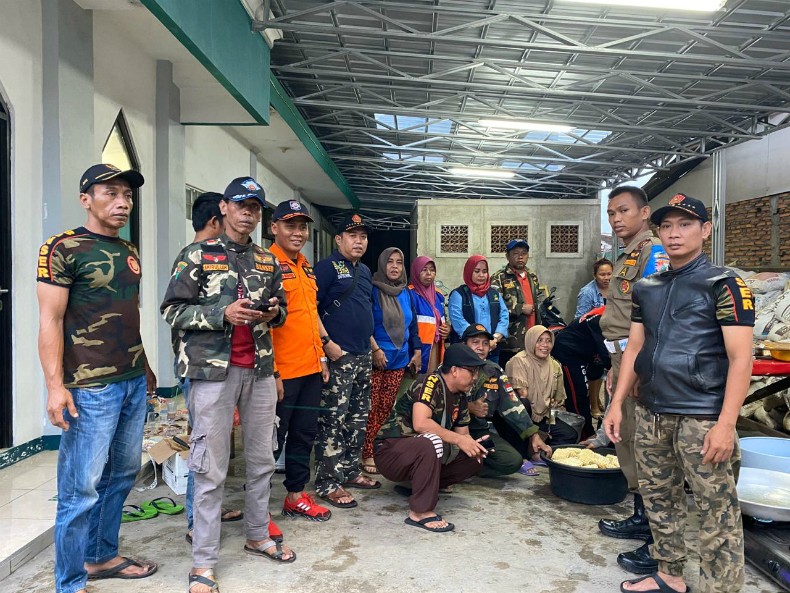 Banser NU Evakuasi Korban Banjir Jabodetabek