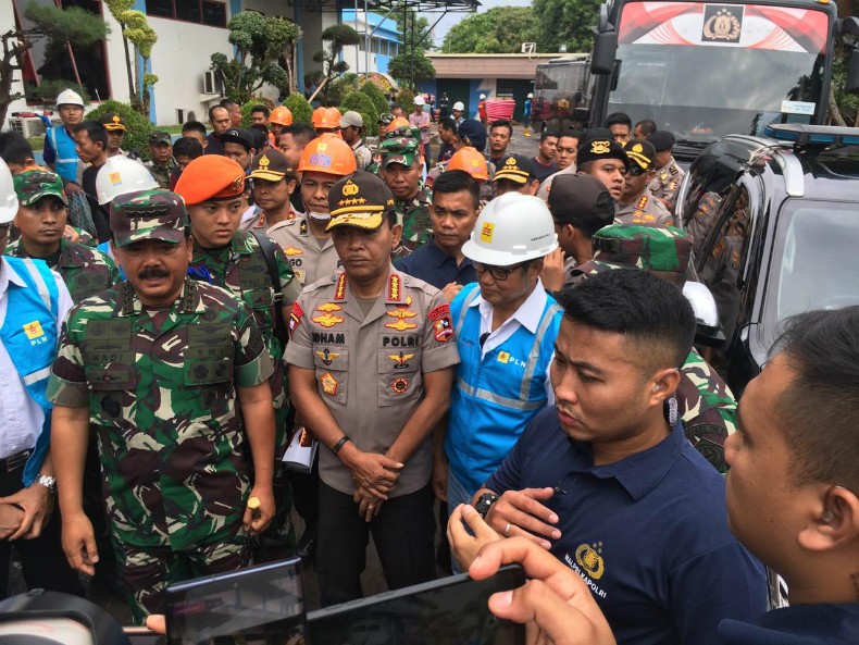 Panglima TNI dan Kapolri Tinjau Gardu Induk PLN Kembangan