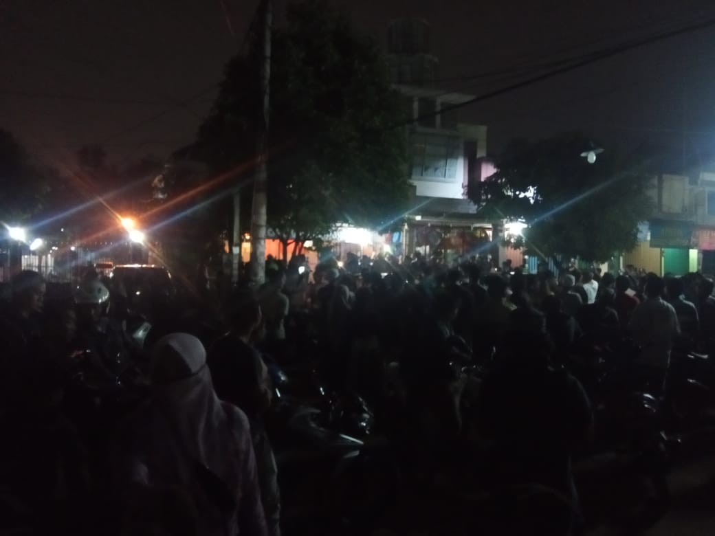 Banjir Mereda, Ratusan Warga di Bekasi Datangi Toko Miras dan Tempat Karaoke