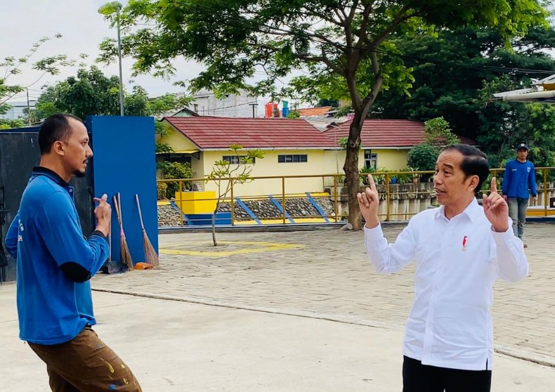 Sidak ke Waduk Pluit, Jokowi Pastikan Peralatan Penanganan Banjir Berfungsi Optimal