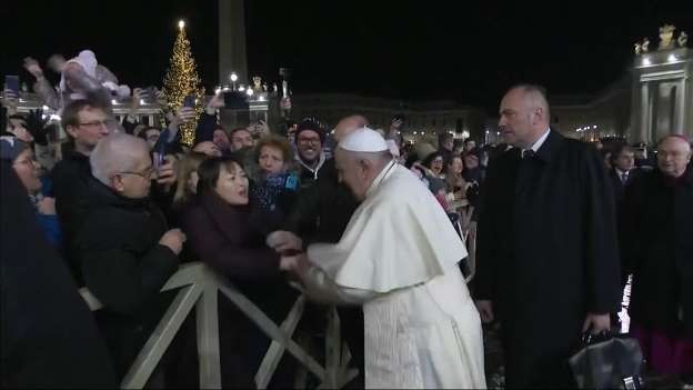 Paus Fransiskus Tampar Tangan Seorang Perempuan, Pengawal Keamanannya Dikritik