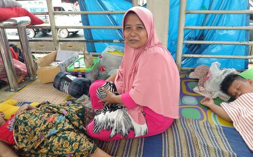 Warga Korban Banjir Mengungsi di Halte Busway, Ingin Ketemu dan Curhat ke Anies