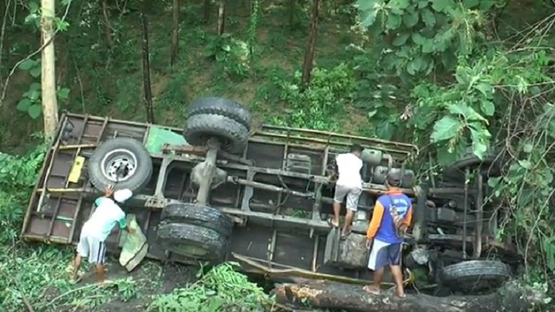 Sopir Ngantuk dan Minim Penerangan, Truk Terjun ke Jurang Sedalam 20 Meter di Hutan Gundih Grobogan