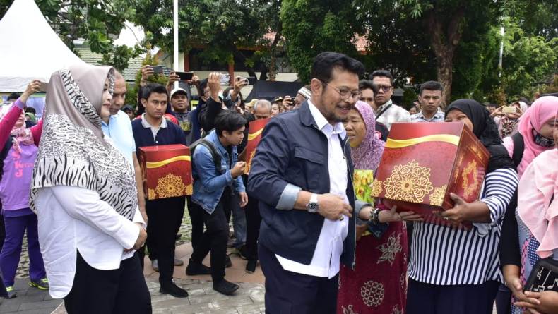 Mentan Salurkan 11 Truk Berisi Sembako untuk Korban Banjir Jabodetabek