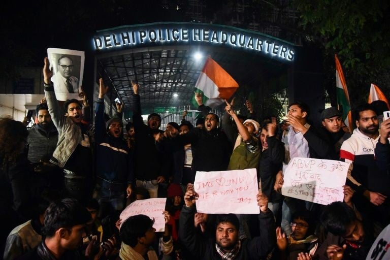 Universitas Elite India Diserang Orang Bertopeng, Puluhan Orang Luka