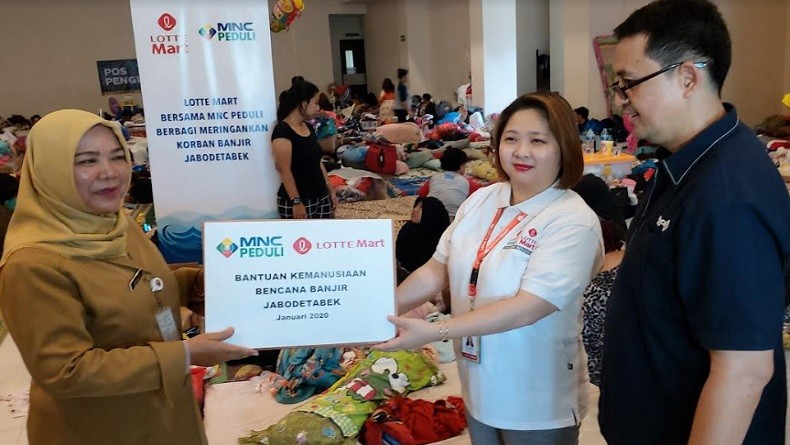 MNC Peduli Bersama Lotte Mart Salurkan Bantuan untuk Korban Banjir di Pengadegan