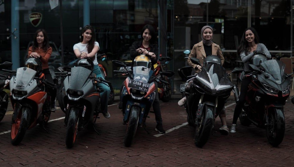 Ajak Lady Biker, Komunitas Motor KTM Bantu Korban Banjir