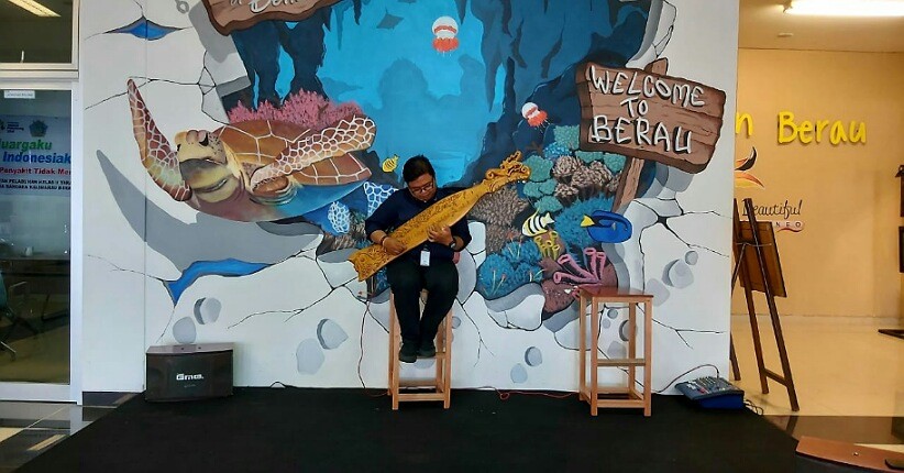 Pikat Wisman dengan Cara Unik, Bandara Kalimarau Perkenalkan Musik Petik