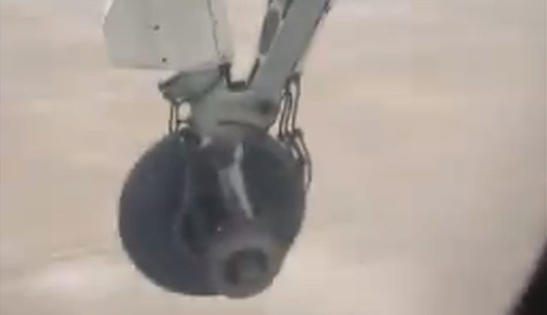 Terekam Kamera, Roda Lepas Setelah Pesawat Lepas Landas