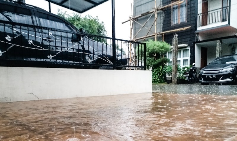 Genangan Air Capai Setengah Roda, Jangan Coba Lintasi Banjir