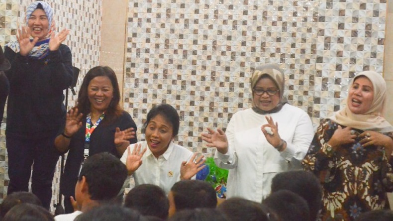 Menteri PPPA dan Fery Farhati Baswedan Hibur Anak-Anak di Pengungsian Kampung Pulo