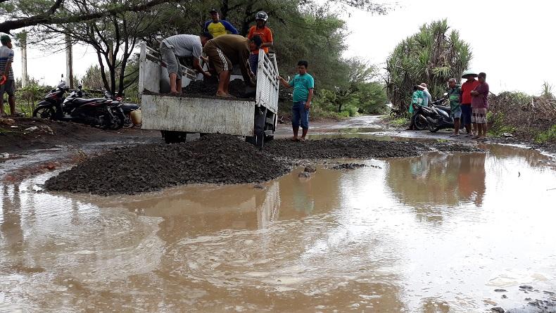 Pelaku Wisata Glagah Benahi Jalur Rusak Pakai Dana Pribadi
