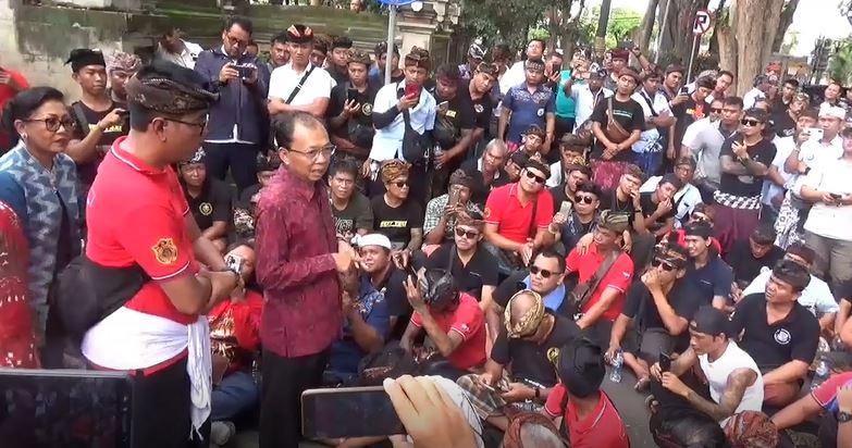 Digeruduk Sopir Transportasi Konvensional, Gubernur Koster Janji Terbitkan Pergub