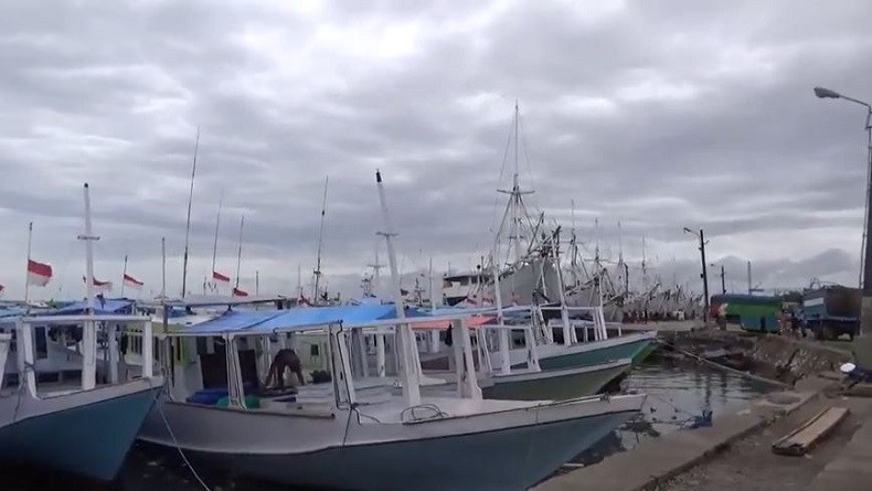 Takut Gelombang Tinggi, Nelayan dan Kapal Penyeberangan di Pelabuhan Paotere Makassar Enggan Melaut