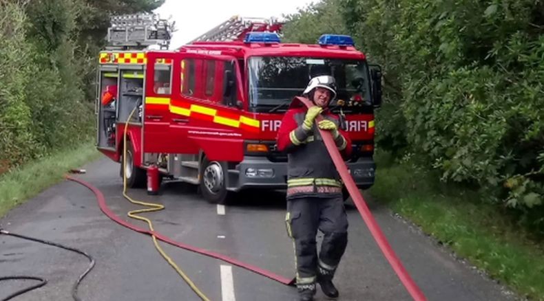 Petugas Pemadam Kebakaran Ini Nyaris Meninggal Gara-Gara Popcorn Nyangkut di Gigi