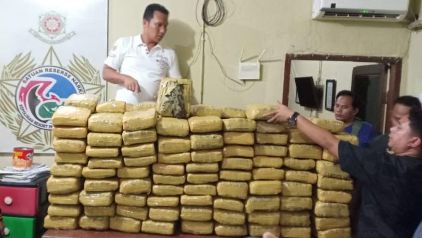 Bawa Karung Isi 27 Paket Ganja, 2 Pria di Sumbar Ditangkap Polisi