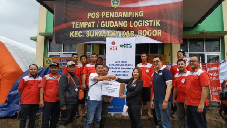 MNC Peduli dan Lotte Mart Serahkan Bantuan untuk Korban Banjir Sukajaya Bogor