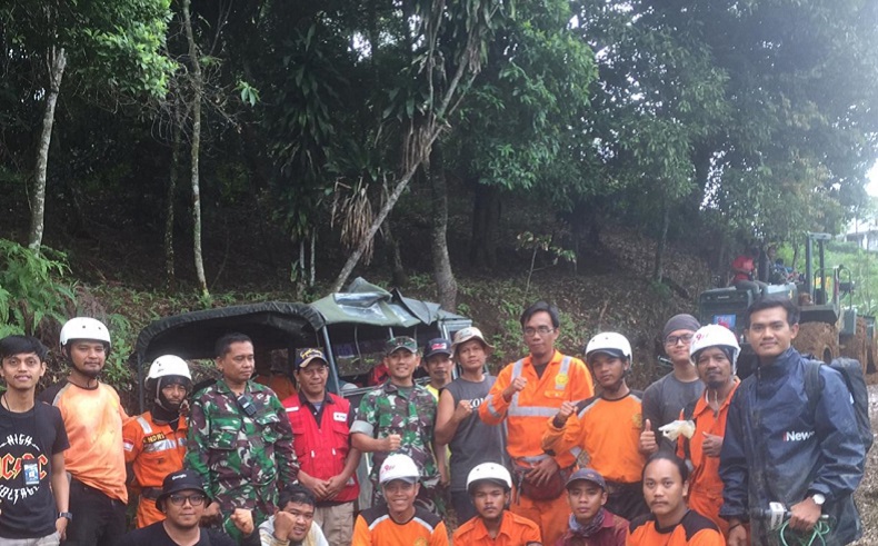Akses Terisolasi, Relawan Jalan Tiga Jam Capai Posko Pengungsi di Sukajaya Bogor