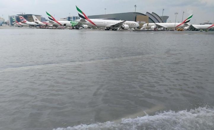 Banjir Terjang Bandara Dubai: Sejumlah Penerbangan Ditunda, Para Penumpang Terdampar di Jalanan