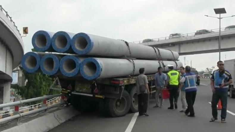 Tak Kuat Nanjak, Truk Pengangkut Tiang Pancang Nyaris Terjun dari Fly Over Tomang