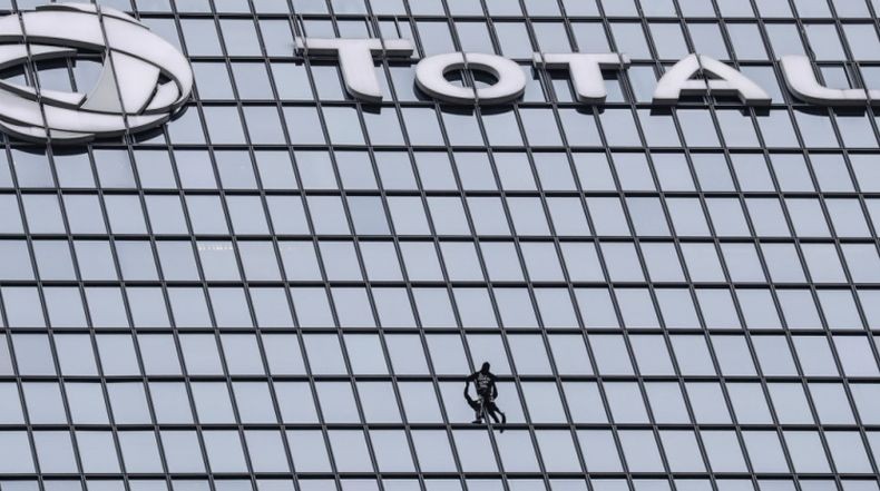 Dukung Demonstran di Prancis, Alain 'Spiderman' Robert Panjat Gedung 48 Lantai