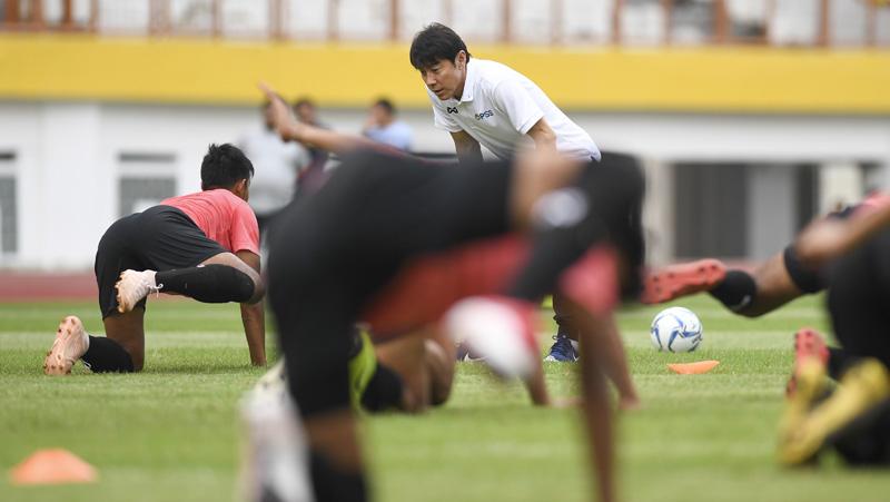 Shin Tae-yong Awasi Langsung Latihan Perdana Timnas Indonesia U-19