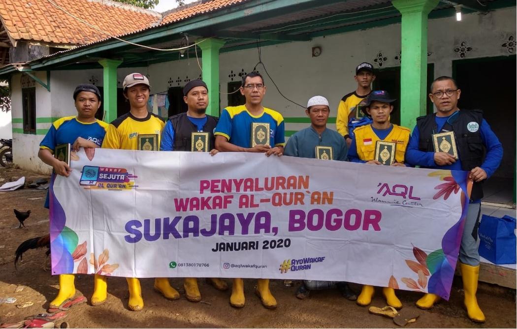 AQL Wakafkan Alquran dan Sedekah Pakaian untuk Korban Longsor Sukajaya