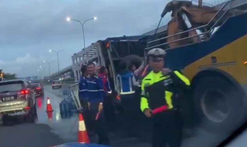 Truk Pengangkut Galon Air Mineral Terbalik, Tol Jagorawi Macet Parah