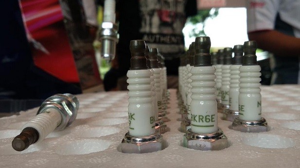 Bisa Mogok, Jangan Asal Pasang Busi Motor Injeksi dan Karburator