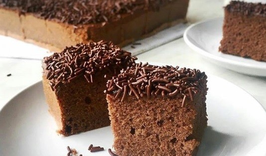 Mencicipi Bolu Jadul Cokelat, Teksturnya Lembut Bikin Ketagihan