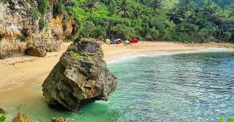 Tersembunyi di Ujung Timur Yogyakarta, Pantai Krokoh Terlihat Eksotis Dikelilingi Bukit