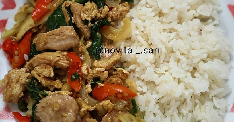 Makan Siang dengan Menu Simpel, Pilihannya Nasi Gila dengan Ayam Suwir