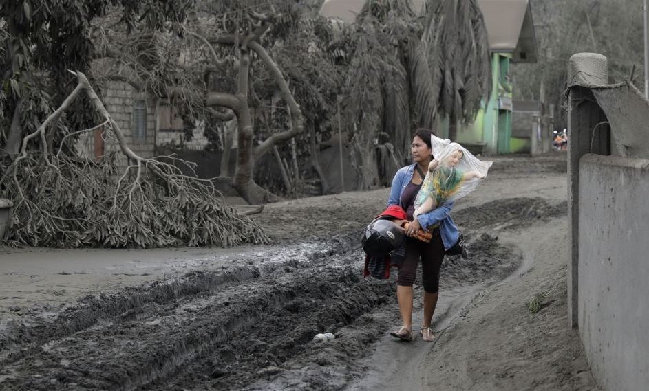 Presiden Duterte Kunjungi Kota Batangas yang Hancur akibat Letusan Gunung Taal