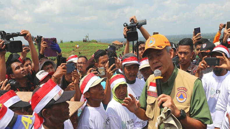 Ganjar Pranowo Diprotes Petani Patiayam saat Tanam Pohon