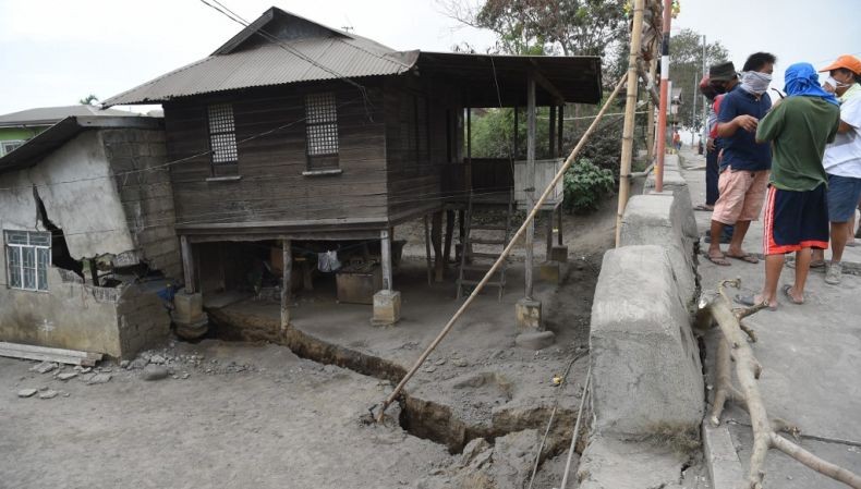 Tanah di Permukiman Retak akibat Letusan Gunung Taal Filipina, Lahar Bisa Keluar dari Bawah
