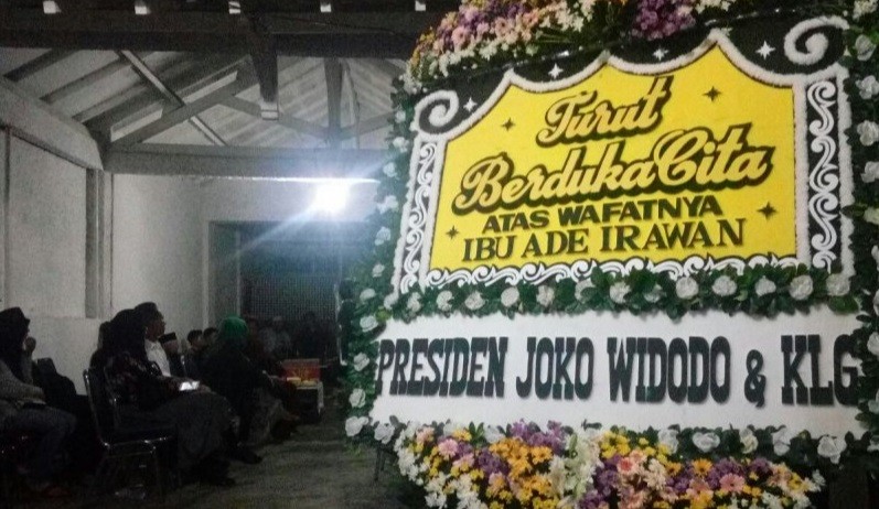 Presiden Joko Widodo Kirim Karangan Bunga untuk Keluarga Ade Irawan 