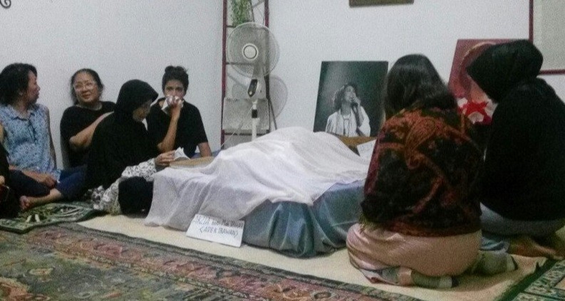 Sabtu 18 Januari, Jenazah Ade Irawan Dimakamkan Satu Liang Lahat dengan sang Suami