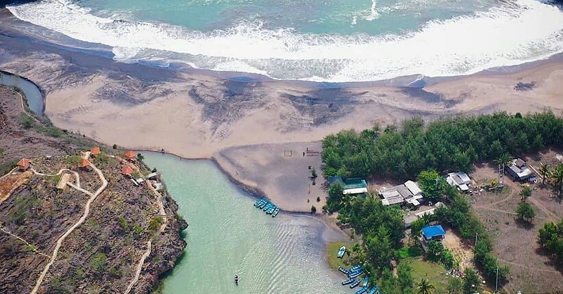 Indahnya Pantai Ngiroboyo Pacitan, Terlihat Eksotis Menyatu dengan Sungai Maron