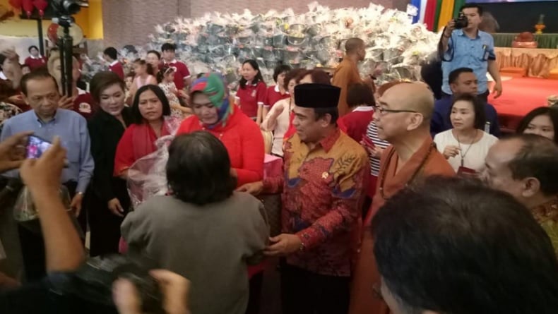 Perayaan Imlek, Menag Fachrul Razi Bagikan Angpao di Jakarta Utara